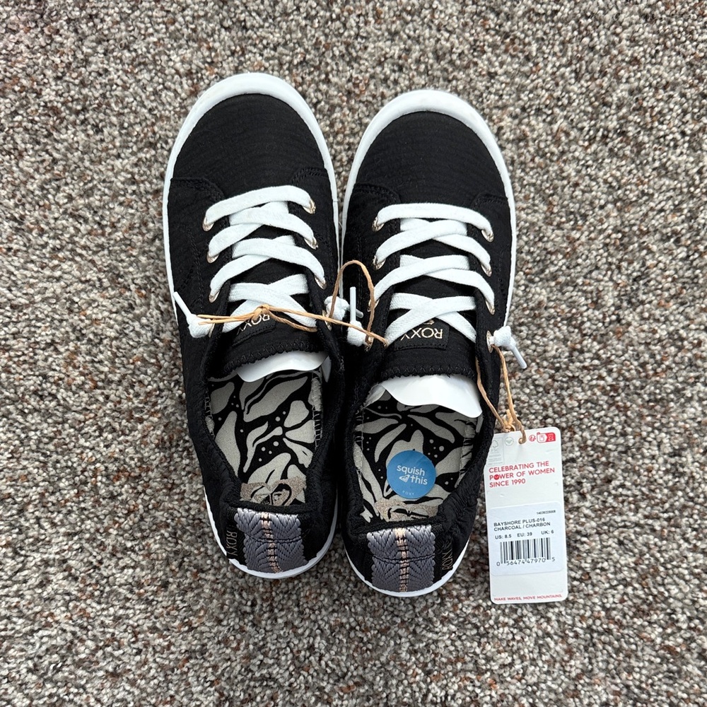 Roxy Black and White women Sneakers 8.5 Brand New NWT